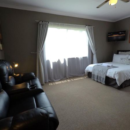 Midrand Guesthouse - Tasa Екстериор снимка